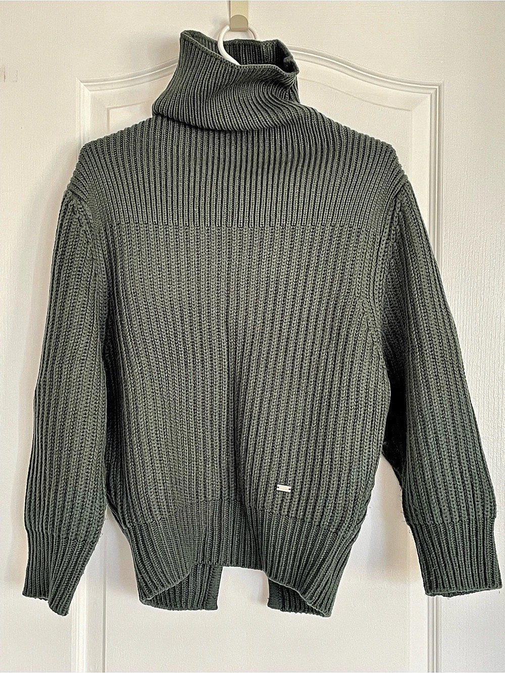 RUEEN Women's Ribbed Turtleneck Sweater in Green